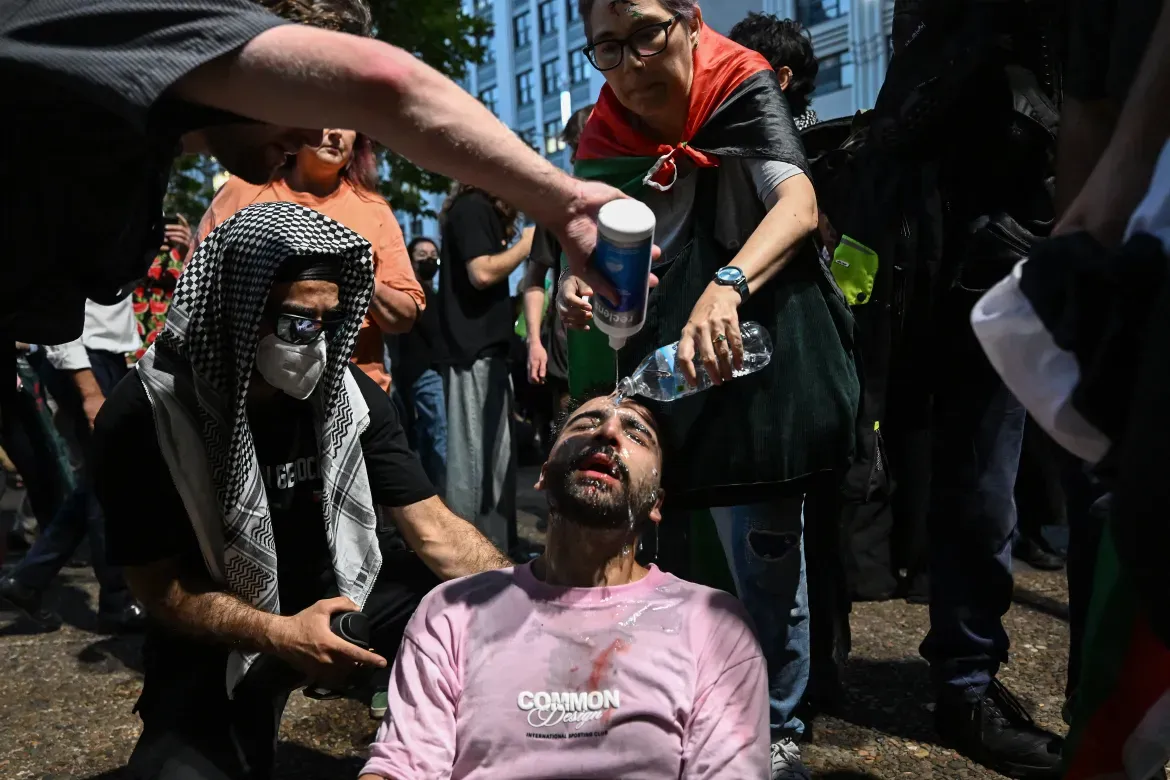 Cảnh s&aacute;t Australia xịt hơi cay giải t&aacute;n biểu t&igrave;nh phản đối chuyến thăm của Tổng thống Israel - Ảnh 2.