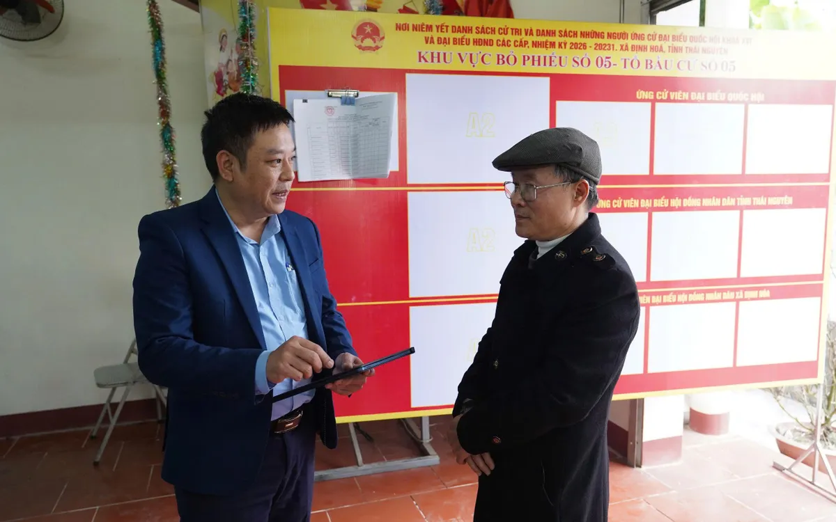 Đồng chí Nguyễn Đình Tuấn, Phó Bí thư Đảng ủy, Chủ tịch UBND xã Định Hóa đi kiểm tra các điểm bầu cử.