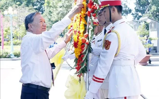 Tổng B&iacute; thư T&ocirc; L&acirc;m d&acirc;ng hương tưởng niệm liệt sĩ tại T&acirc;y Ninh v&agrave; cố Thủ tướng Phan Văn Khải- Ảnh 1.