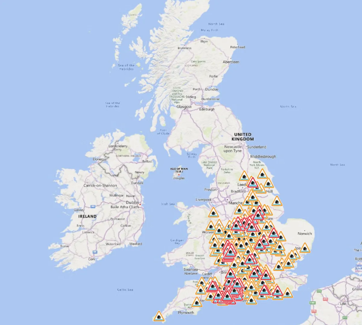 Mưa lớn k&eacute;o d&agrave;i, Anh ban h&agrave;nh hơn 100 cảnh b&aacute;o b&atilde;o lũ- Ảnh 1.