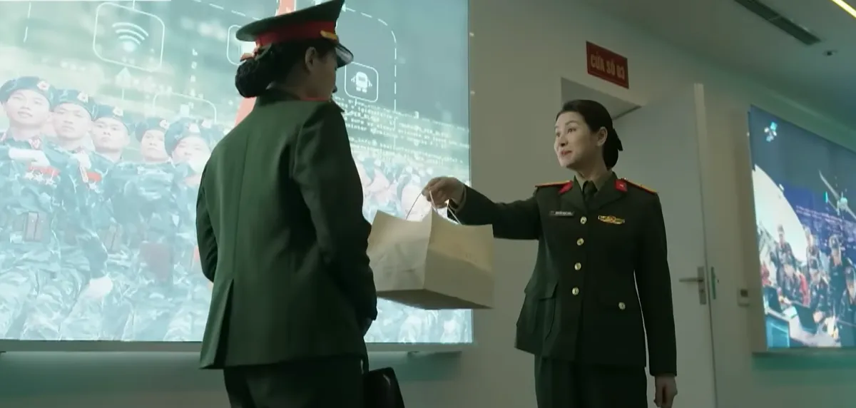 Kh&ocirc;ng giới hạn - Tập 7: Ki&ecirc;n nhận được điện thoại của c&ocirc; g&aacute;i lạ, Lam Anh cũng c&oacute; qu&agrave; bất ngờ  - Ảnh 6.