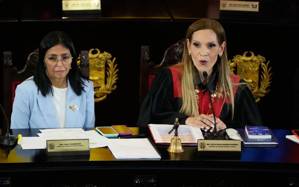 Chánh án Tòa án Tối cao Caryslia Rodriguez phát biểu bên cạnh quyền Tổng thống Venezuela Delcy Rodriguez trong một buổi lễ đánh dấu khai mạc năm tư pháp mới tại Caracas, Venezuela, ngày 30/1/2026 (Ảnh: AP)