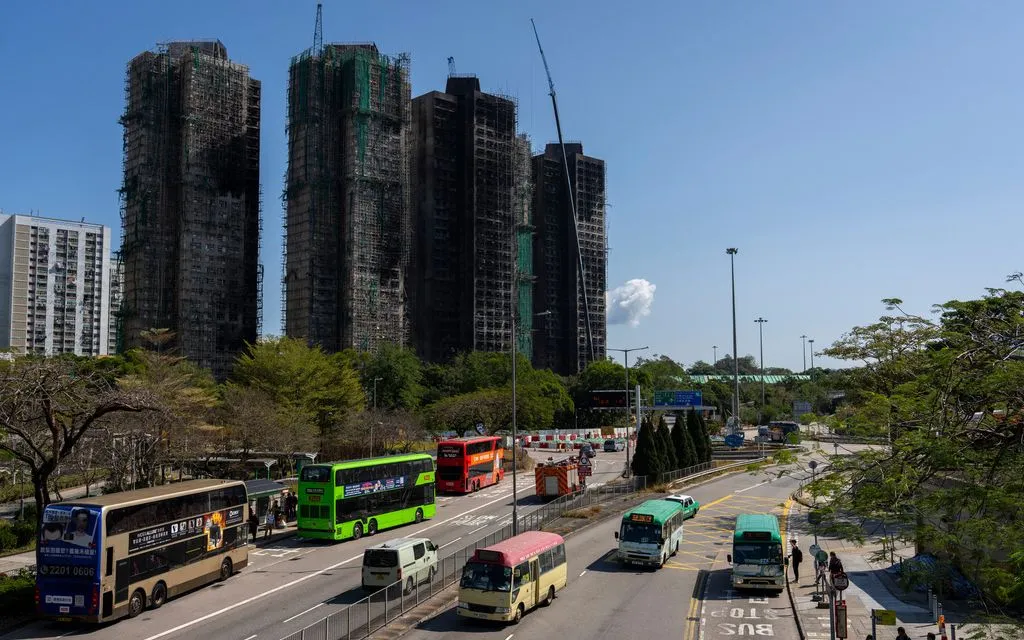Toàn cảnh các tòa nhà chung cư Wang Fuk Court bị cháy tại quận Tai Po, Hong Kong (Trung Quốc), ngày 6/2/2026 (Ảnh: AP)
