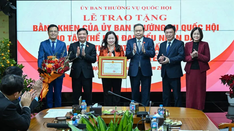 Chủ tịch Quốc hội Trần Thanh Mẫn trao bằng khen tặng B&aacute;o Đại biểu Nh&acirc;n d&acirc;n- Ảnh 1.