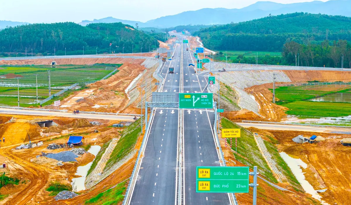 Th&ocirc;ng qua phương &aacute;n tổ chức giao th&ocirc;ng tr&ecirc;n 3 tuyến cao tốc mới qua miền Trung - Ảnh 1.