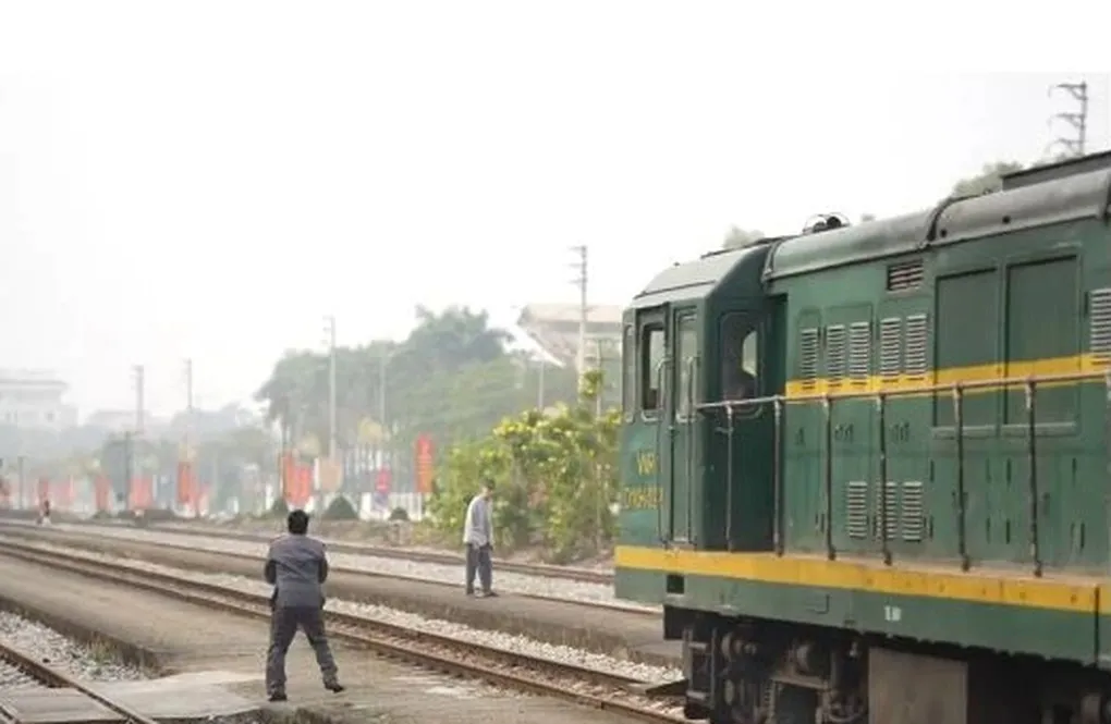 Nhân viên gác chắn lao ra báo động, người đàn ông thoát chết trước mũi tàu - Ảnh 1.