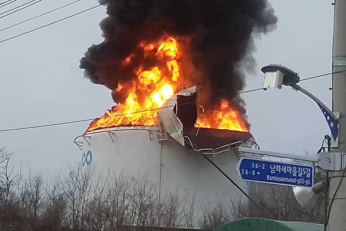 Ch&aacute;y lớn tại kho bể chứa nhi&ecirc;n liệu ngo&agrave;i trời tại H&agrave;n Quốc - Ảnh 2.