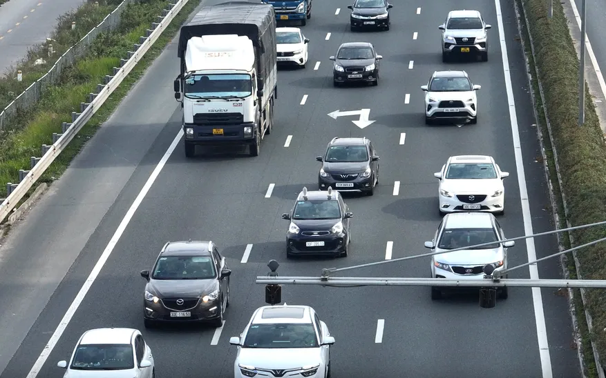 Nghị định 168/2024 quy định nhiều mức phạt liên quan đến đăng kiểm ô tô, chủ xe cần lưu ý để tránh bị xử phạt khi lưu thông ngày Tết (ảnh minh hoạ).