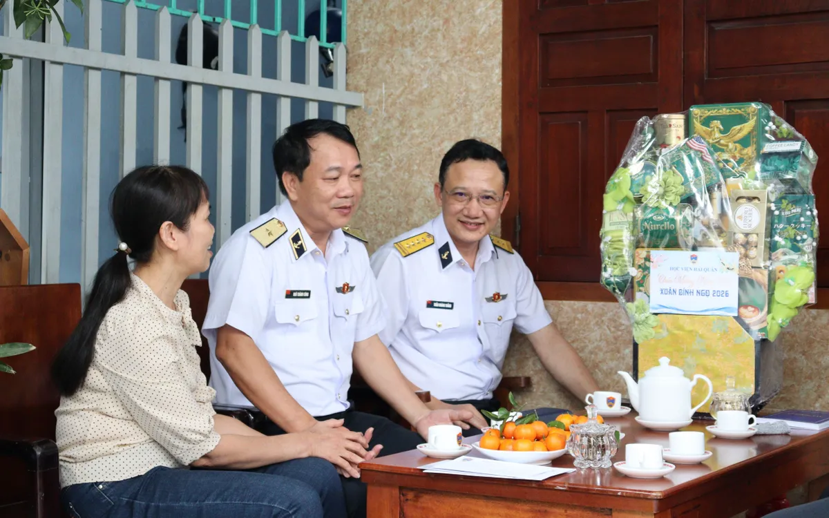 Chuẩn Đô đốc Ngô Thành Công thăm hỏi, động viên và chia sẻ những khó khăn với gia đình quân nhân Nguyễn Thị Kim Thanh. 