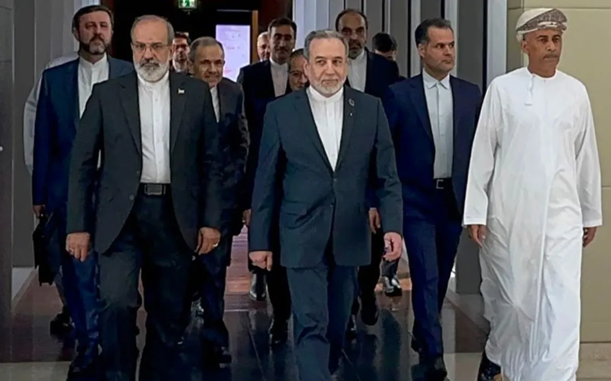 Ngoại trưởng Iran Abbas Araghchi (ở giữa) đến gặp các nhà đàm phán Oman tại Muscat hôm 6/2/2026 (Ảnh: AFP)