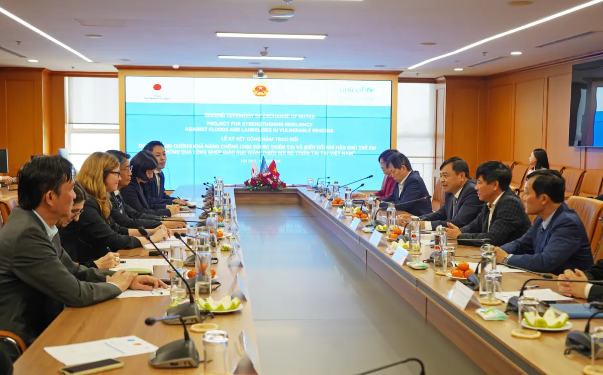 Tiếp tục hợp t&aacute;c ph&ograve;ng ngừa v&agrave; ứng ph&oacute; với thi&ecirc;n tai cho trẻ em tại Việt Nam - Ảnh 1.