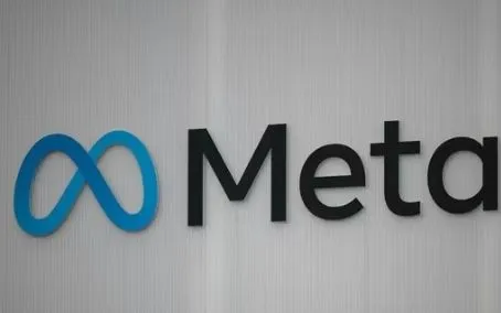 Biểu tượng của Tập đoàn Meta tại một hội nghị ở Davos, Thụy Sĩ. Ảnh: AFP/TTXVN