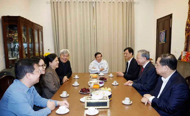 Tổng B&iacute; thư T&ocirc; L&acirc;m thắp hương tưởng nhớ c&aacute;c đồng ch&iacute; nguy&ecirc;n l&atilde;nh đạo Đảng, Nh&agrave; nước- Ảnh 3.