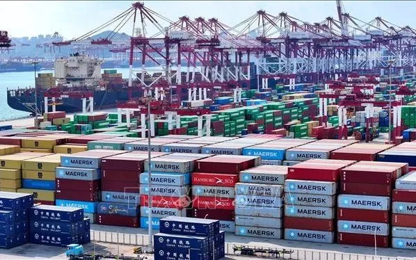 Quang cảnh cảng hàng hóa tại Thanh Đảo, tỉnh Sơn Đông, Trung Quốc. (Ảnh: THX/TTXVN)