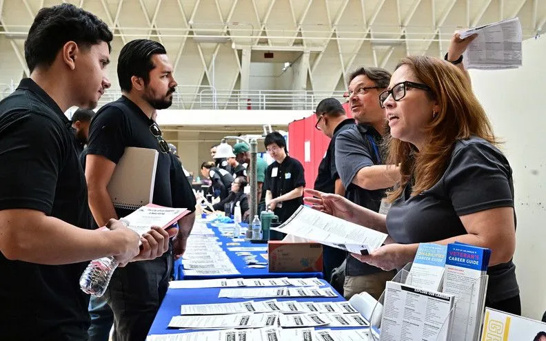 Người lao động nghe tư vấn tại hội chợ việc làm ở Los Angeles, California (Mỹ) ngày 2/11/2023. (Ảnh: AFP/TTXVN)