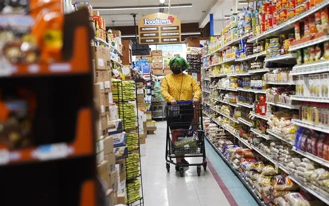 Người dân mua sắm tại một cửa hàng ở New York, Mỹ. (Ảnh: THX/TTXVN)