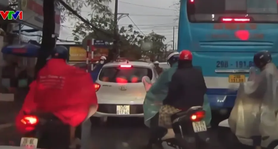 Chỉ một gi&acirc;y thiếu &yacute; thức, đường phố c&oacute; thể tắc h&agrave;ng giờ - Ảnh 2.