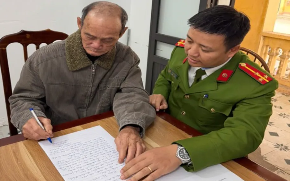 Công an phường Vân Phú hướng dẫn ông Vũ Văn Sự làm thủ tục đăng ký thường trú.