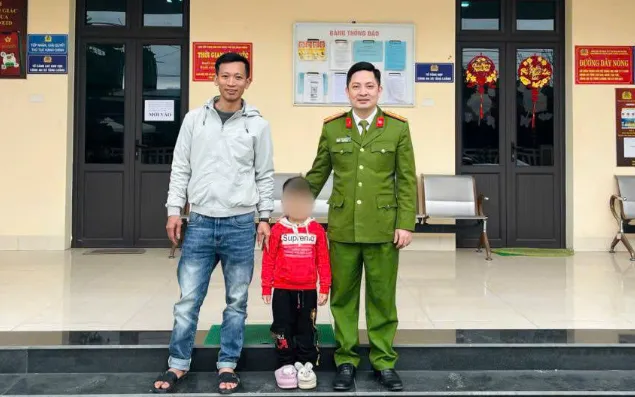 Gia đình đón cháu N.B.K tại trụ sở Công an xã Tằng Loỏng.