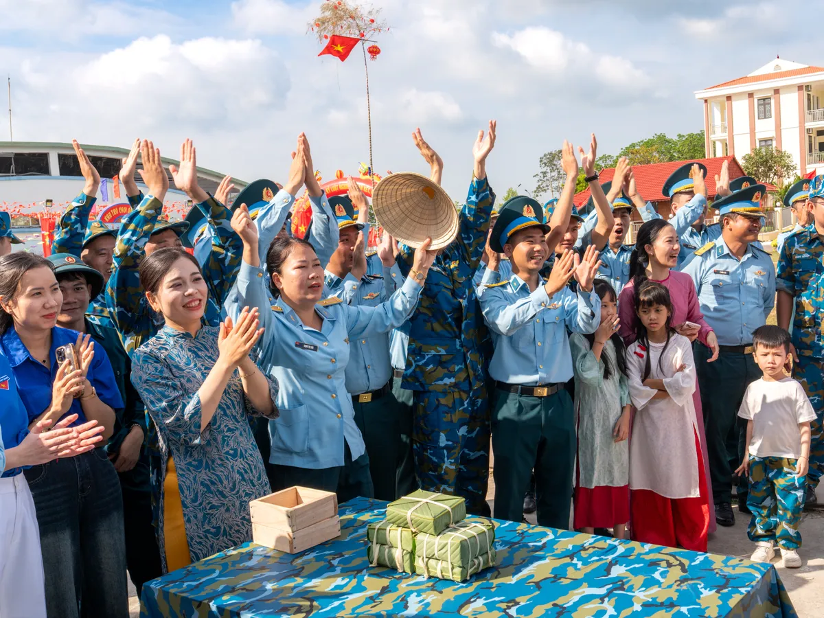 M&ugrave;a xu&acirc;n của kỷ nguy&ecirc;n mới: Khi &yacute; Đảng h&ograve;a quyện c&ugrave;ng l&ograve;ng d&acirc;n - Ảnh 2.