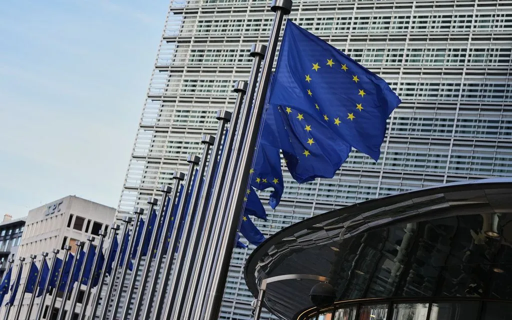 Cờ Liên minh châu Âu bên ngoài trụ sở EU tại Brussels, ngày 4/11/2025 (Ảnh: AP)