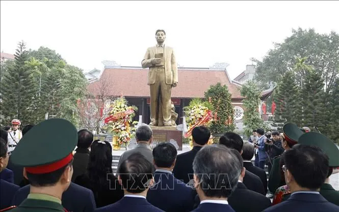Tổng Bí thư Tô Lâm và đoàn công tác Trung ương dâng hoa, dâng hương và thăm Khu lưu niệm Tổng Bí thư Nguyễn Văn Cừ, tỉnh Bắc Ninh. Ảnh: Thống Nhất/TTXVN