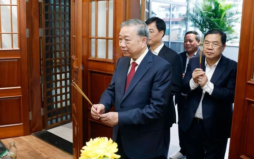 Tổng B&iacute; thư T&ocirc; L&acirc;m thắp hương tưởng nhớ c&aacute;c đồng ch&iacute; nguy&ecirc;n l&atilde;nh đạo Đảng, Nh&agrave; nước- Ảnh 1.