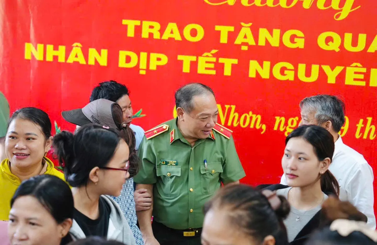 C&ocirc;ng an tỉnh Gia Lai trao 600 phần qu&agrave; Tết hỗ trợ người d&acirc;n kh&oacute; khăn - Ảnh 1.