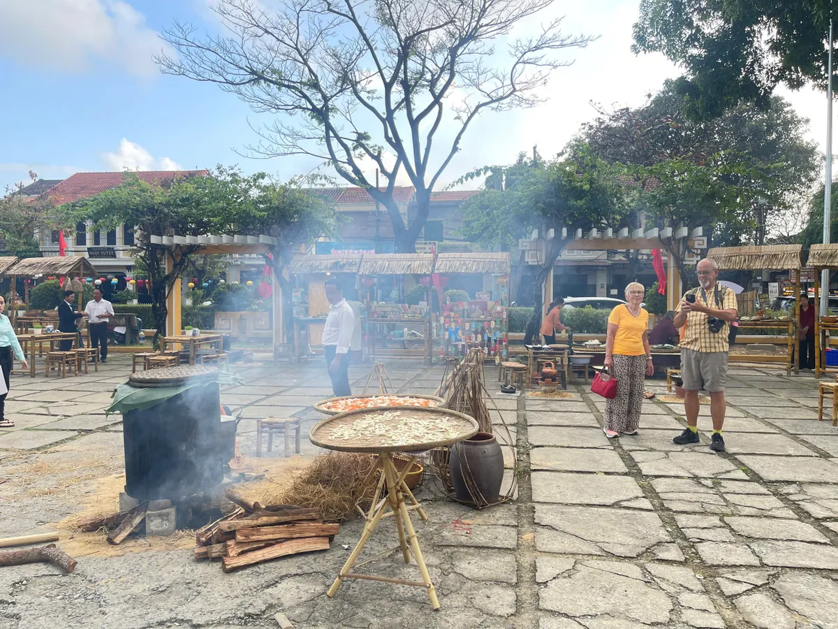 Hội An: Đ&aacute;nh thức k&yacute; ức Tết xưa giữa l&ograve;ng di sản- Ảnh 1.