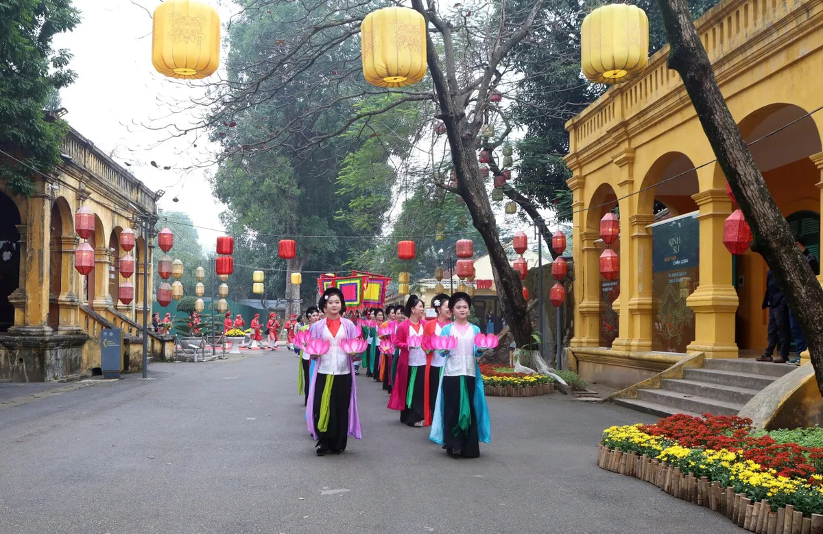 T&aacute;i hiện Tết cung đ&igrave;nh xưa v&agrave; đường hoa "B&igrave;nh minh kh&aacute;t vọng" tại Ho&agrave;ng th&agrave;nh Thăng Long- Ảnh 9.