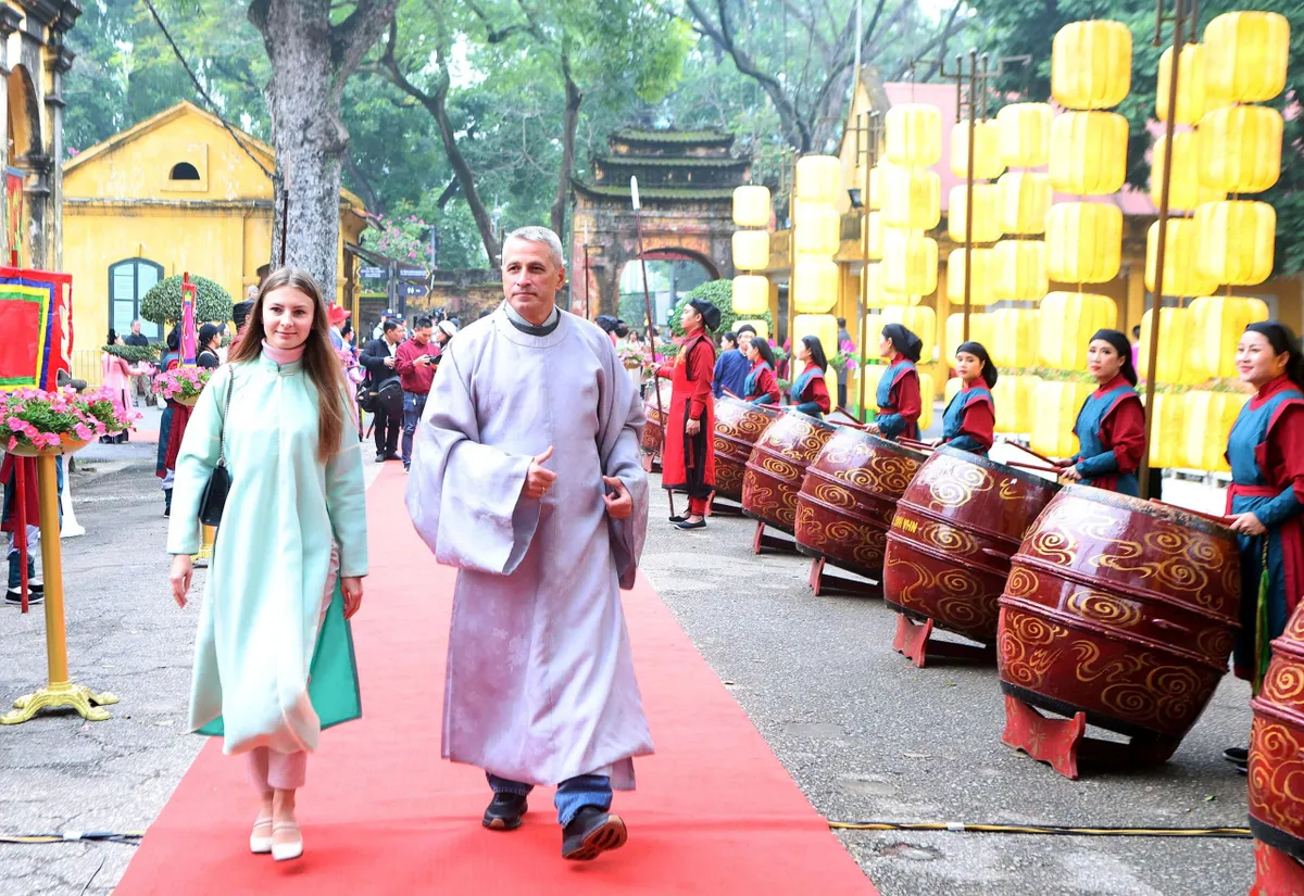 T&aacute;i hiện Tết cung đ&igrave;nh xưa v&agrave; đường hoa "B&igrave;nh minh kh&aacute;t vọng" tại Ho&agrave;ng th&agrave;nh Thăng Long- Ảnh 5.