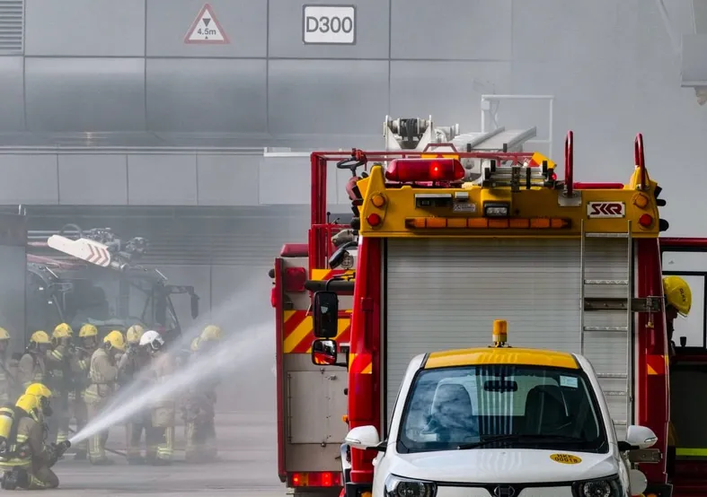 Hỏa hoạn b&ugrave;ng ph&aacute;t tại s&acirc;n bay Hong Kong (Trung Quốc) - Ảnh 1.