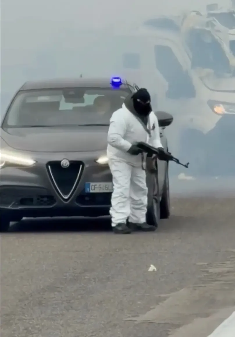 Cướp xe chở tiền t&aacute;o tợn giữa ban ng&agrave;y tại Italy - Ảnh 1.