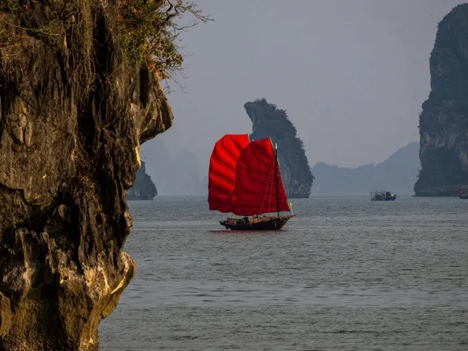 &nbsp;Thuyền buồm đỏ t&aacute;i hiện thuyền cổ tr&ecirc;n vịnh Hạ Long, chuẩn bị phục vụ kh&aacute;ch du lịch- Ảnh 1.