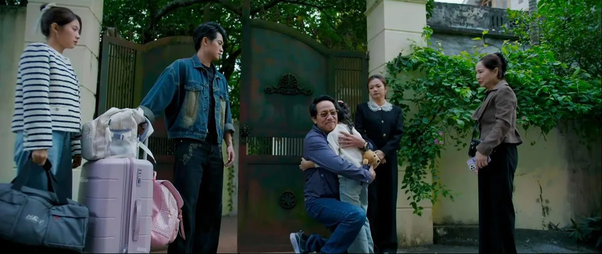 Gia đ&igrave;nh tr&aacute;i dấu - Tập 32: X&uacute;c động cảnh b&agrave; &Aacute;nh ch&iacute;nh thức coi con ri&ecirc;ng của chồng l&agrave; con m&igrave;nh - Ảnh 4.