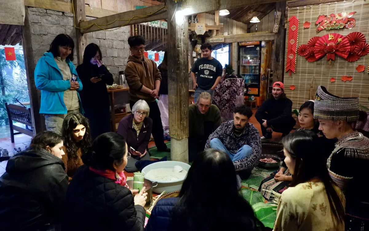 Bên bếp lửa Sa Pa, du khách chạm vào hồn Tết Việt.