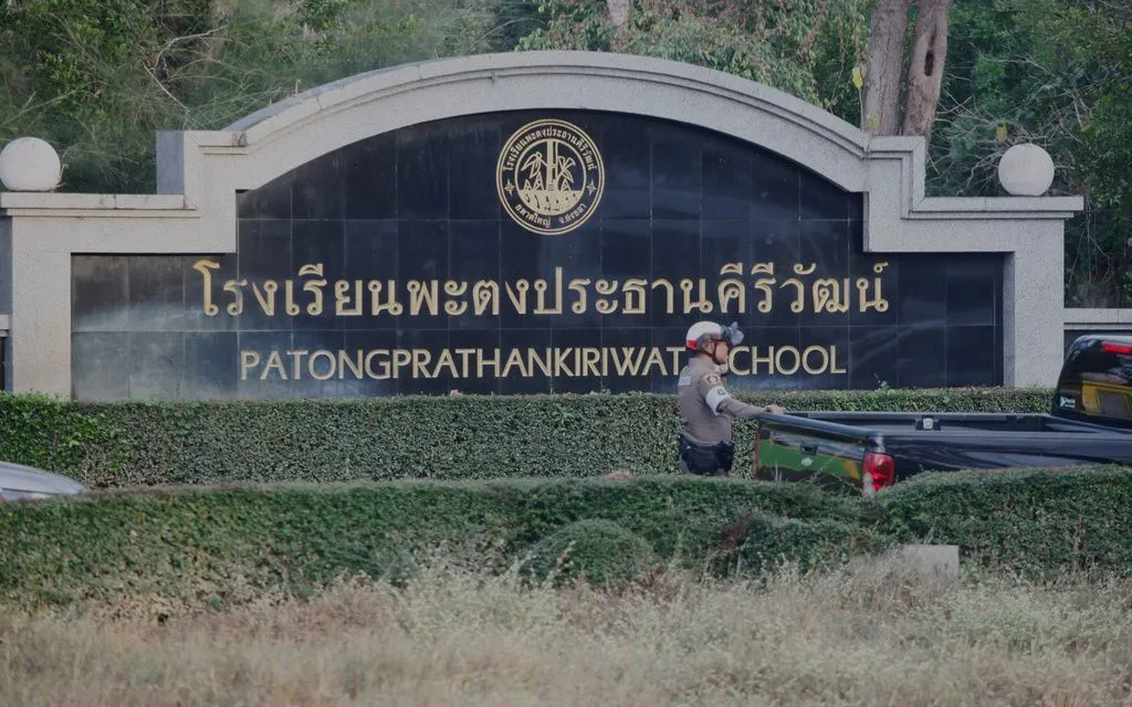 Cảnh sát đứng bên ngoài trường Patong Prathan Kiriwat ở huyện Hat Yai, tỉnh Songkhla, Thái Lan, ngày 11/2/2026 (Ảnh: AP)