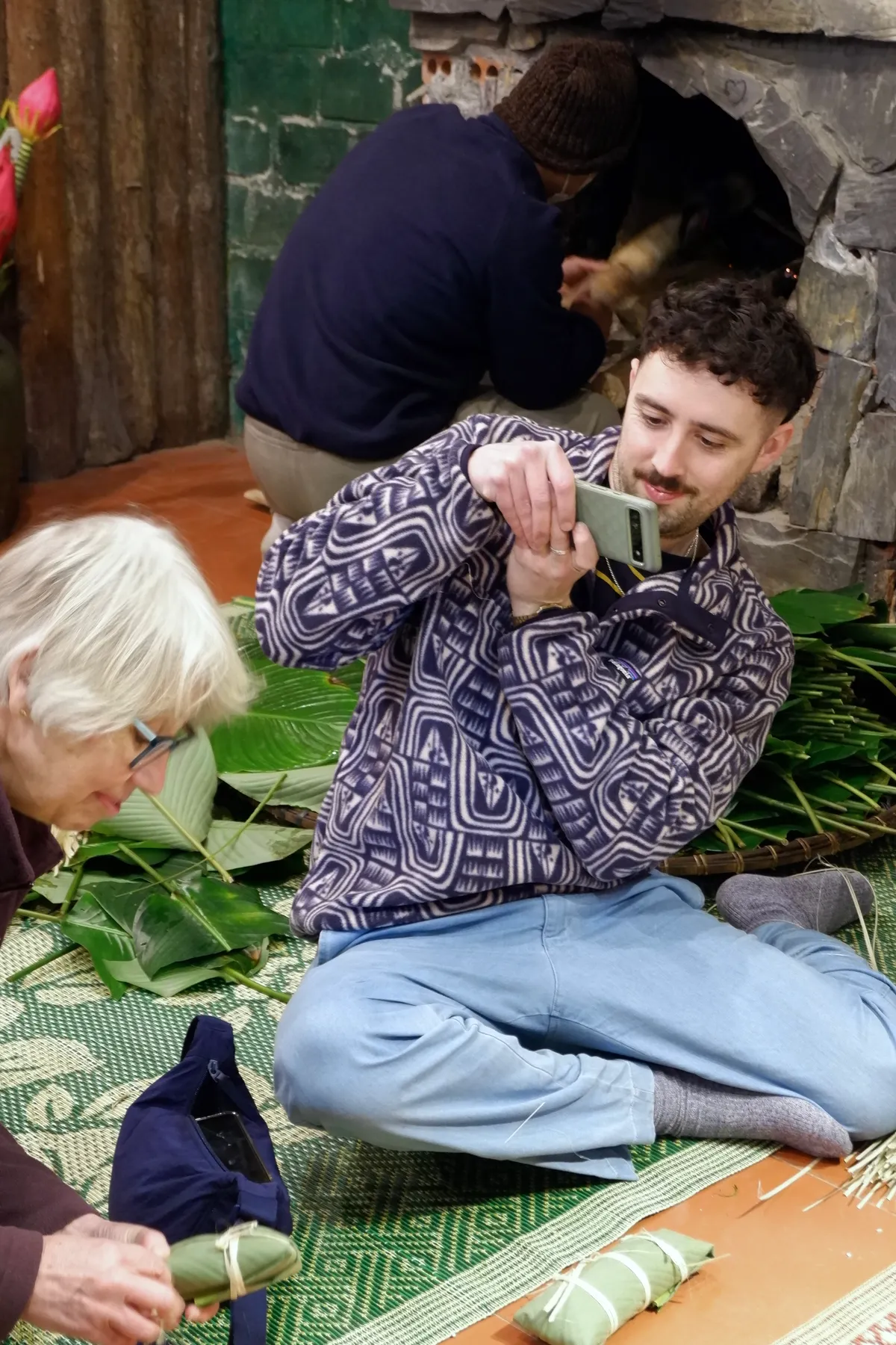 B&ecirc;n bếp lửa Sa Pa, du kh&aacute;ch chạm v&agrave;o hồn Tết Việt- Ảnh 3.