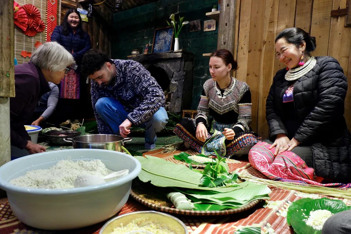 B&ecirc;n bếp lửa Sa Pa, du kh&aacute;ch chạm v&agrave;o hồn Tết Việt- Ảnh 1.