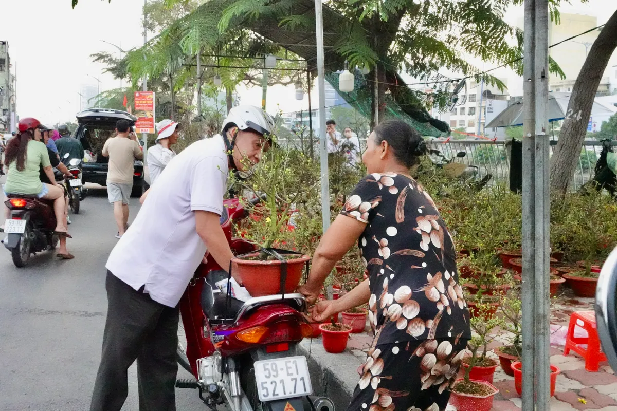 Chợ hoa "Tr&ecirc;n bến dưới thuyền" những ng&agrave;y cuối năm- Ảnh 2.