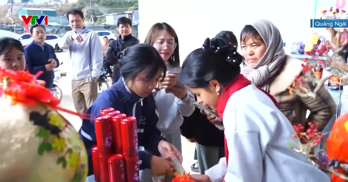 Hấp dẫn chợ phi&ecirc;n ng&agrave;y Tết ở v&ugrave;ng cao Quảng Ng&atilde;i - Ảnh 1.