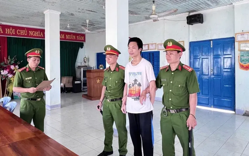 Võ Thái Di nghe công bố lệnh bắt tạm giam.