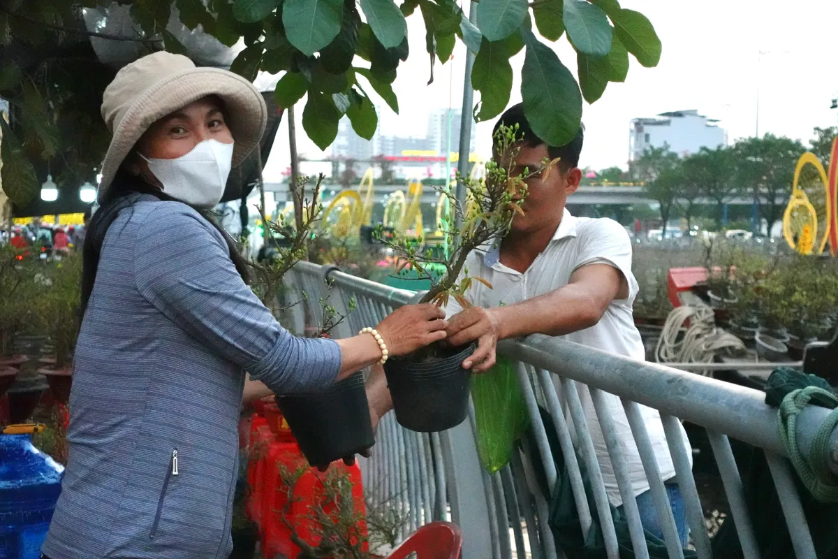 Chợ hoa "Tr&ecirc;n bến dưới thuyền" những ng&agrave;y cuối năm- Ảnh 9.