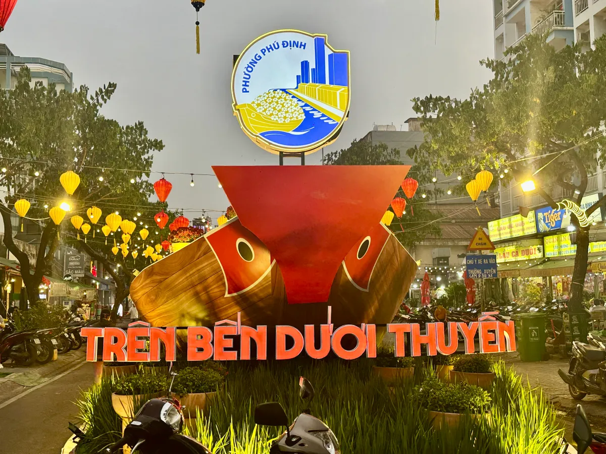 Chợ hoa "Tr&ecirc;n bến dưới thuyền" những ng&agrave;y cuối năm- Ảnh 17.