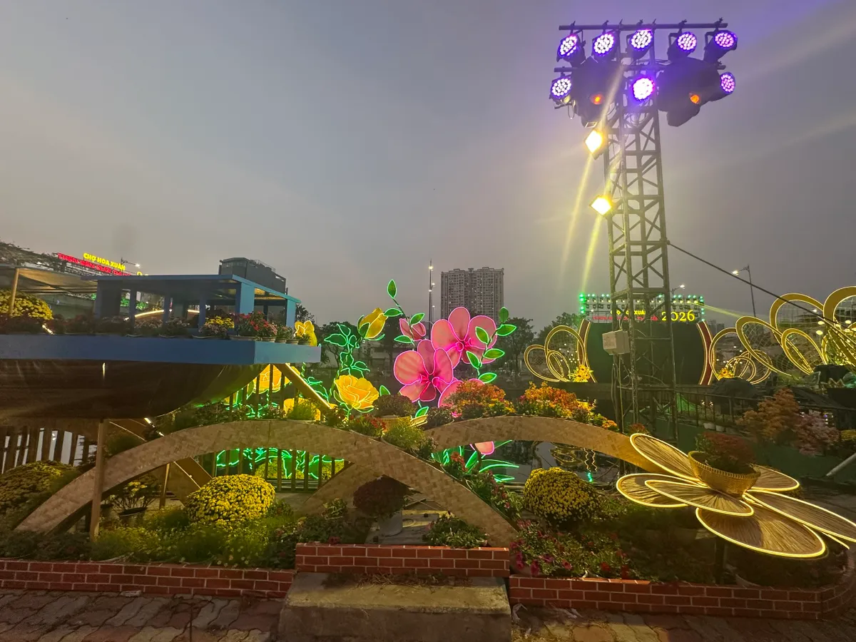 Chợ hoa "Tr&ecirc;n bến dưới thuyền" những ng&agrave;y cuối năm- Ảnh 18.