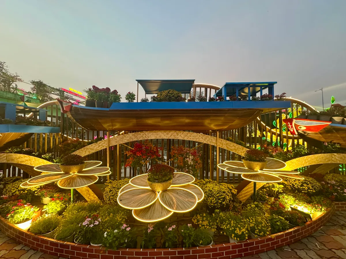 Chợ hoa "Tr&ecirc;n bến dưới thuyền" những ng&agrave;y cuối năm- Ảnh 19.