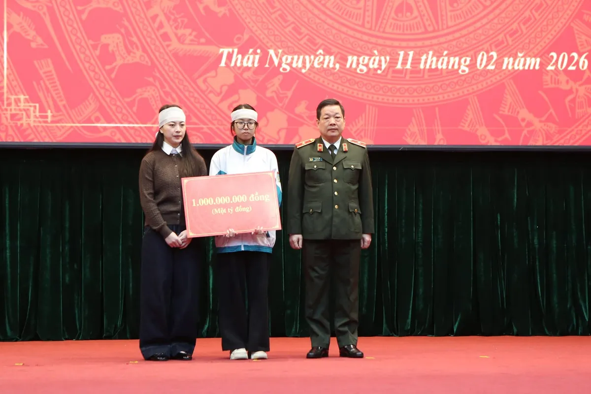 Truy tặng Huân chương Bảo vệ Tổ quốc cho Trung tá CSGT hy sinh khi làm nhiệm vụ - Ảnh 1.