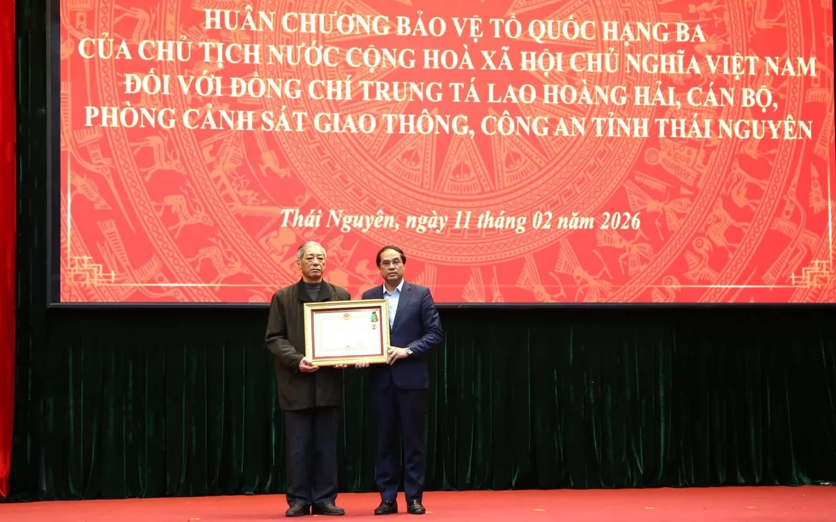 Đồng chí Trịnh Xuân Trường, Ủy viên Ban chấp hành Trung ương Đảng, Bí thư Tỉnh ủy Thái Nguyên trao “Huân chương Bảo vệ Tổ quốc” hạng Ba cho thân nhân Trung tá Lao Hoàng Hải. Ảnh: CA Thái Nguyên.