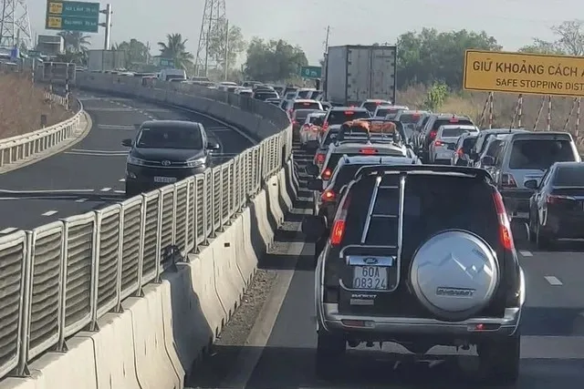 Đi &ocirc; t&ocirc; điện tr&ecirc;n cao tốc Bắc &ndash; Nam dịp cận Tết: Lợi thế c&ocirc;ng nghệ chưa đủ x&oacute;a nỗi lo hết pin- Ảnh 1.