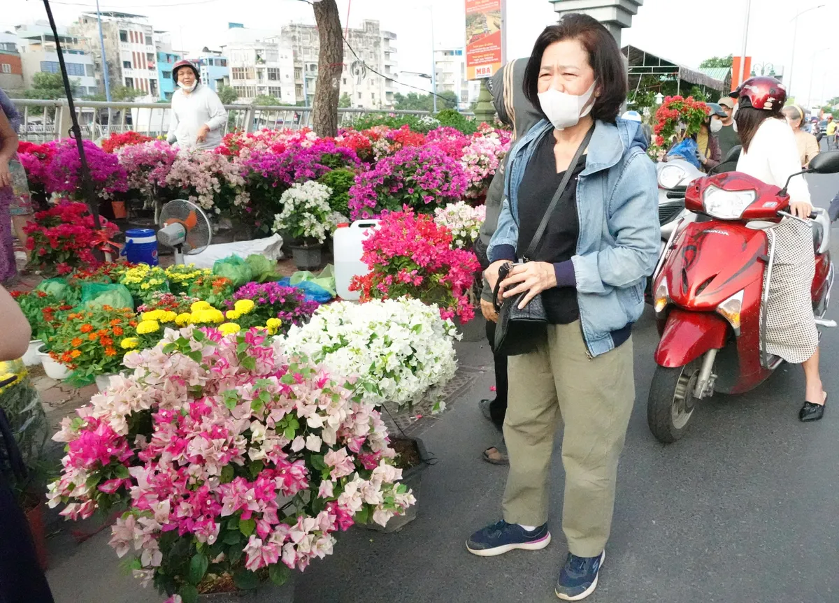Chợ hoa "Tr&ecirc;n bến dưới thuyền" những ng&agrave;y cuối năm- Ảnh 15.